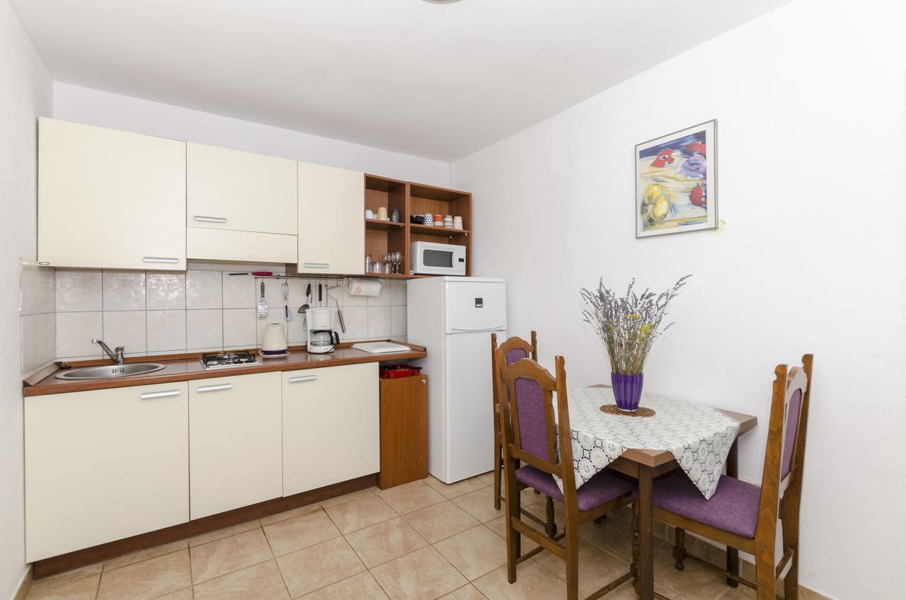 Gdinj Apartments Dinko מראה חיצוני תמונה