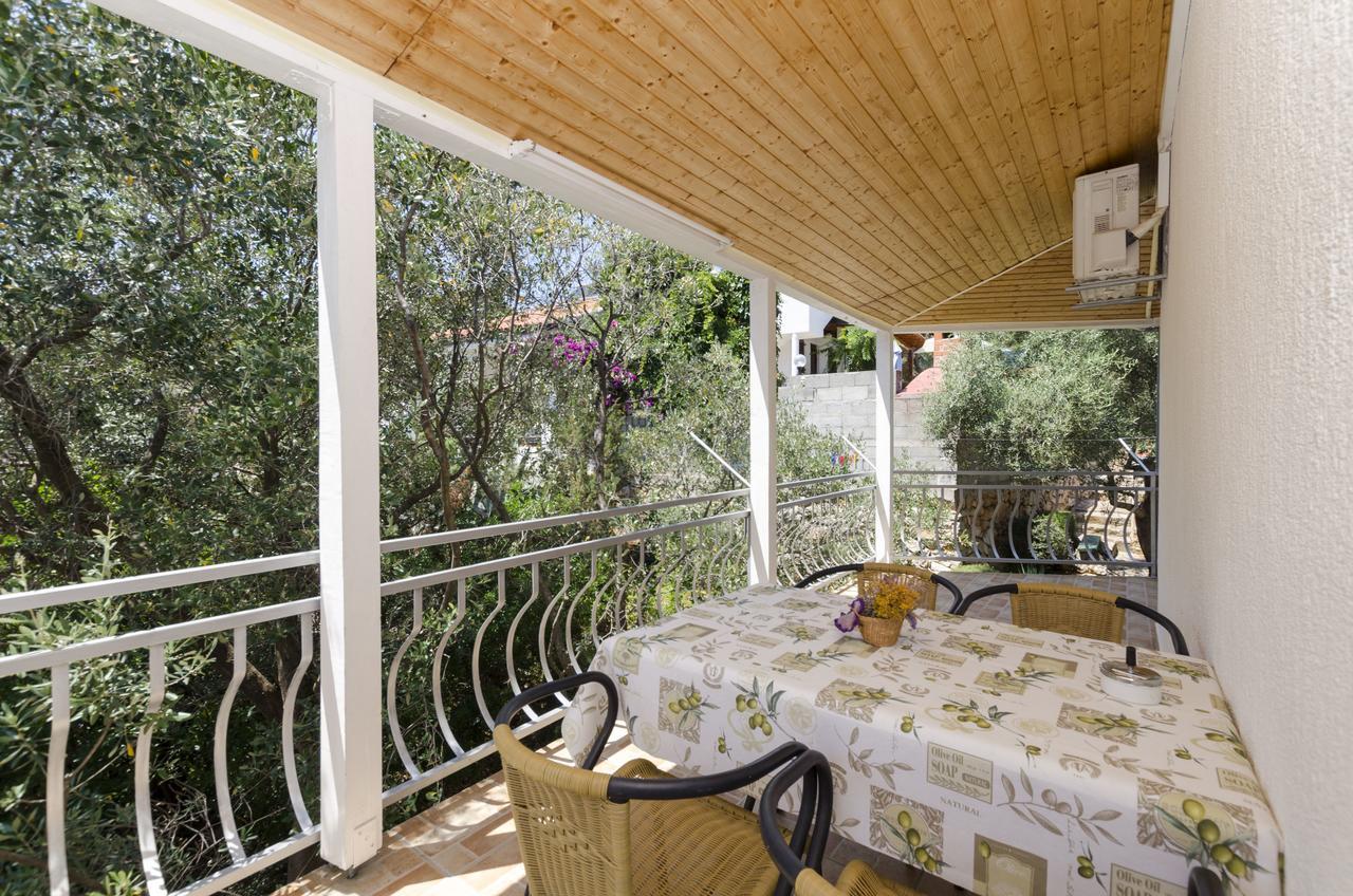 Gdinj Apartments Dinko מראה חיצוני תמונה