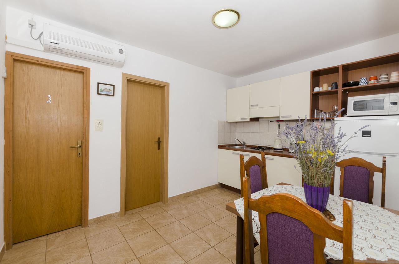 Gdinj Apartments Dinko מראה חיצוני תמונה