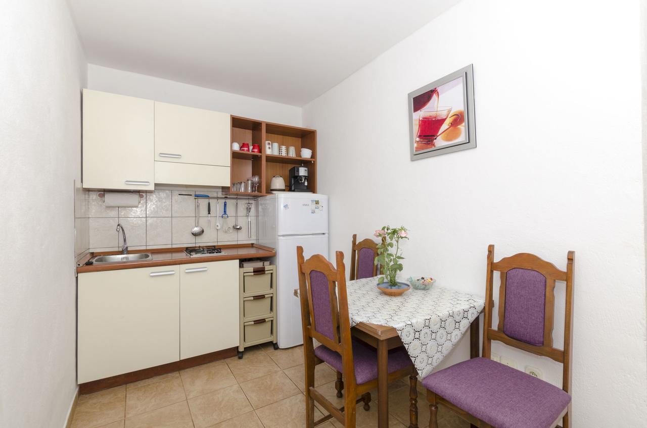 Gdinj Apartments Dinko מראה חיצוני תמונה